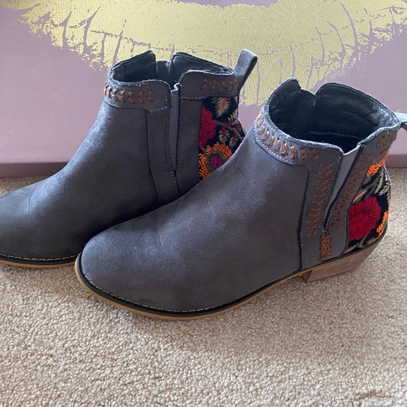 Grey booties with floral embroidery - Picture 2 of 5